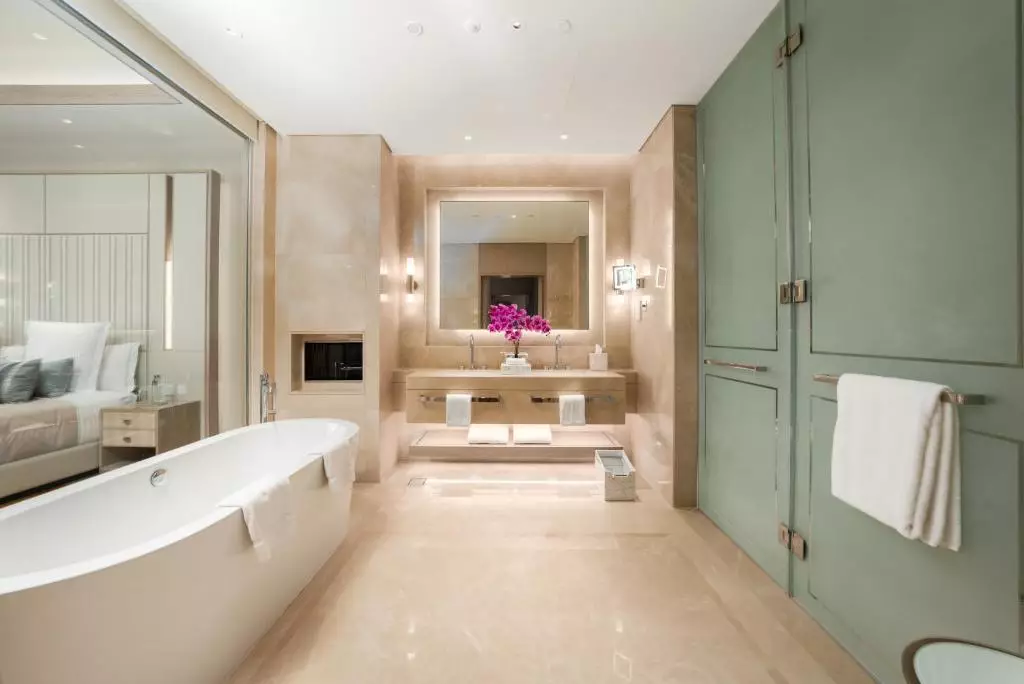 FIVE LUXE